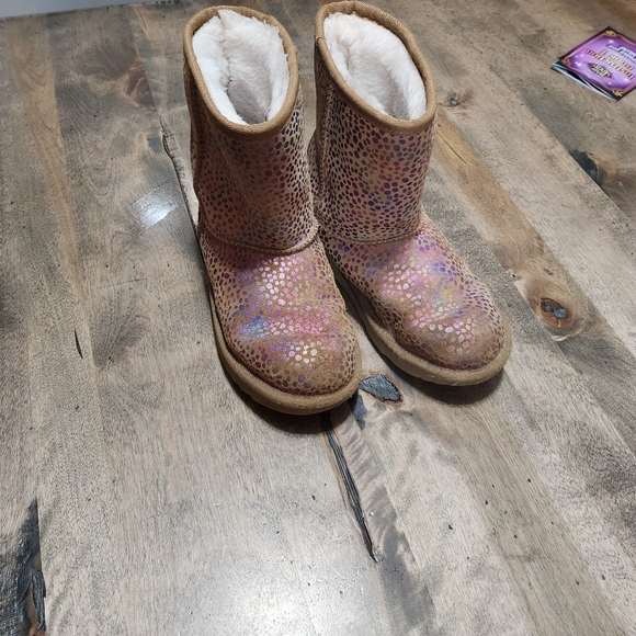 Preowned ugg tan and iridescent spots girls size 4 - Picture 6 of 6